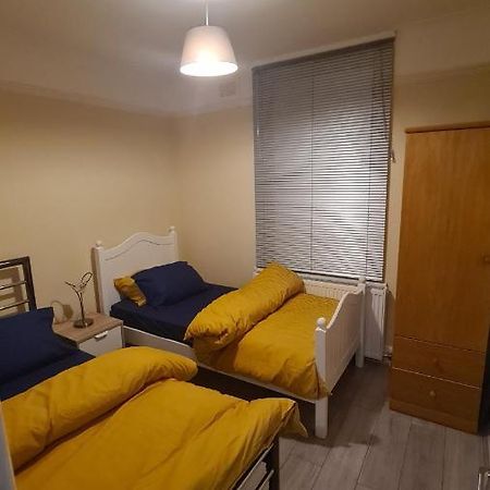 Entire 2 Bedroom Home/Flat In London, Central Line Extérieur photo