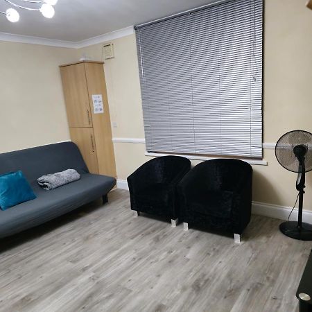 Entire 2 Bedroom Home/Flat In London, Central Line Extérieur photo