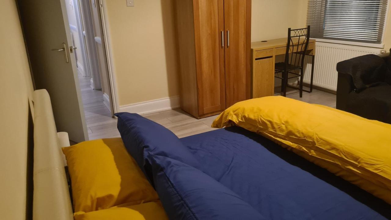 Entire 2 Bedroom Home/Flat In London, Central Line Extérieur photo