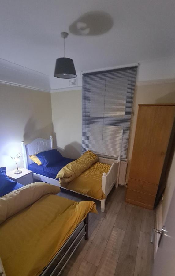 Entire 2 Bedroom Home/Flat In London, Central Line Extérieur photo